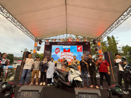 Alun-Alun Pacitan Bergemuruh, Konsumen Setia Honda Boyong Hadiah Motor dalam Pengundian UKH