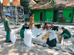 Sinergi Hijau: Siswa SMK Muhammadiyah 5 Gresik Ubah Taman Cabdin Pendidikan Jadi Kebun Sayur Produktif