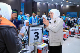 Lepas Kloter Pertama Embarkasi Surabaya, Gubernur Khofifah Titip Doa dan Pesankan Jaga Kesehatan di Tanah Suci