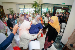 Momentum Hari Kartini, Gubernur Khofifah Salurkan Bantuan DBHCHT dan KIP Putri Jawara untuk Perempuan Surabaya