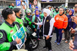 Semangat Kartini di Malang: Gubernur Khofifah Bagikan BBM Gratis dan Sembako untuk Ojol Perempuan