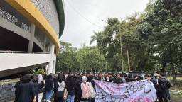 Tuntut Transparansi UKT, Ratusan Mahasiswa Geruduk Rektorat Universitas Jember