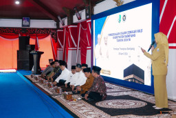 Lepas 618 Calon Jemaah Haji, Sekdakab Sampang Ingatkan Jaga Kesehatan dan Nama Baik Bangsa