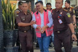 Jadi Tersangka dan Ditahan Jaksa, Ketua DPRD Magetan Mewek