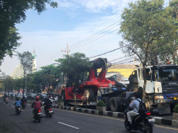 Truk Angkut Alat Berat Mogok di Tanjakan TMP, Lali Kota Gresik Macet Parah