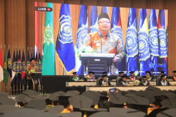 Wisuda UMG ke-48, Wabup Gresik Dorong Lulusan Berani Ciptakan Peluang Usaha