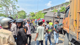 Salip dari Kanan Diduga Picu Kecelakaan di Kalitidu, SUV Tabrak Truk dan Penumpang Terjepit