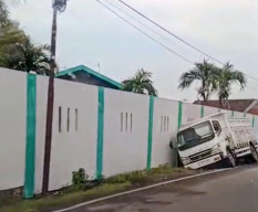 Truk KDMP Terperosok di Jalur Bojonegoro–Babat, Diduga Hindari Motor Menyalip