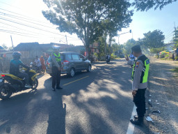 Nyalip di Jalan Raya Sampang, Pengendara Motor Tewas Tabrakan dengan Pikap