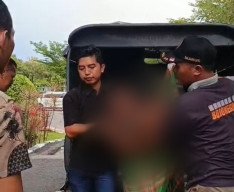ODGJ Tanpa Busana Resahkan Warga Trunojoyo, Satpol PP Bojonegoro Lakukan Penanganan