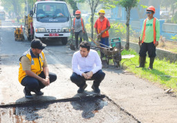 Wagub Emil Tinjau Perbaikan Jalan Kejayan–Purwosari, Pastikan Penanganan Berkualitas