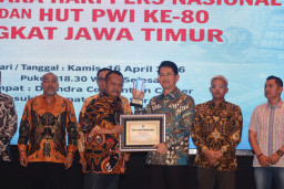 Dirut Bank Jatim Raih Penghargaan PWI Jatim sebagai Tokoh Transformasi Perbankan Daerah