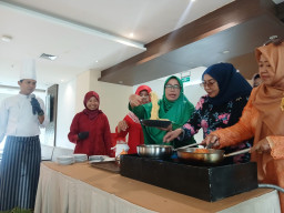 Nuansa Kartini di Hotel Santika Gresik, Ibu-ibu Antusias Ikuti Live Cooking Berkebaya