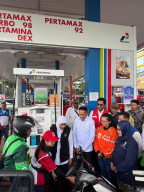 Pertamina Patra Niaga Bersama Gubernur Jatim Pastikan Pasokan Energi Aman, Bagikan BBM Gratis untuk Ojol di Malang
