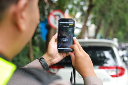 Pengawasan Tertib Lalu Lintas di Gresik Makin Ketat, Satlantas Operasikan ETLE Handheld Berbasis Smartphone