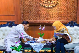 Khofifah Pastikan Jatim Dukung Percepatan Giant Sea Wall, Pengawasan Risiko Pesisir Makin Ketat