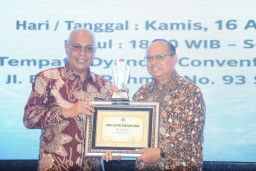 Pegiat Lingkungan Edi Priyanto Terima Penghargaan dari PWI Jatim Beri