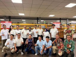 Kunjungi Xinyi Solar di JIIPE, Wamen ESDM Dorong Kaca Panel Surya untuk Target PLTS 100 GW