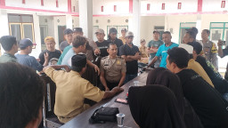 Ratusan Warga Geruduk Kantor Desa Pocangan Jember