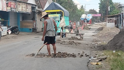 Warga Jember Gotong Royong Perbaiki Jalan Rusak Secara Swadaya,