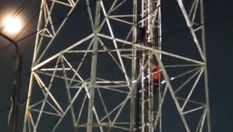 Diduga Depresi, Pria Berjaket Hitam Panjat Tower Listrik di Sedati Sidoarjo