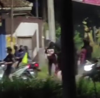 Sekelompok Orang Rusak Lapak Pedagang dan Berbuat Onar di Pinggir Jalan Jember