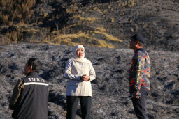 Tinjau Karhutla Bromo, Gubernur Khofifah Pastikan Operasi Darat, Water Bombing, dan Drone Dioptimalkan