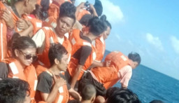 Basarnas Sebut 210 Penumpang KM Mutiara Sentosa II Dievakuasi, 40 Masih Bertahan di Kapal