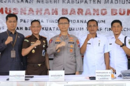 Kejari Madiun Musnahkan Barang Bukti 21 Perkara Pidana