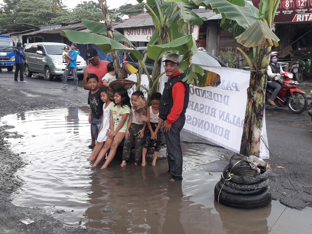 Korban Berjatuhan, Warga Unjuk Rasa Jalan Rusak