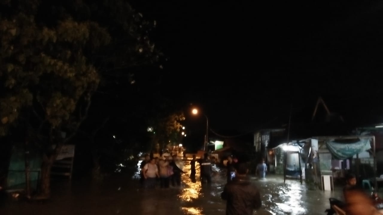 Banjir Melanda Kawasan Benjeng, Akses Jalan Tersendat