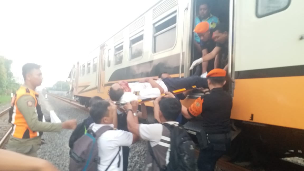 Truk Terguling Dihantam KA Kumuter di Manuan Wetan