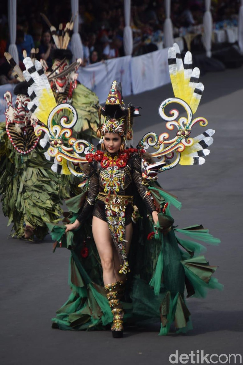 Penampilan Sexi Cinta Laura di JFC