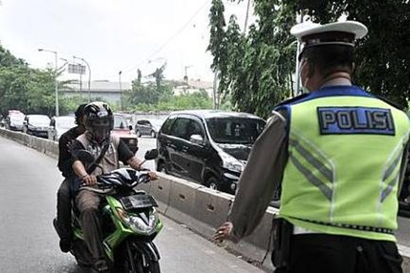 Melanggar Rambu, Pengendara Motor Malah Tabrak Polantas