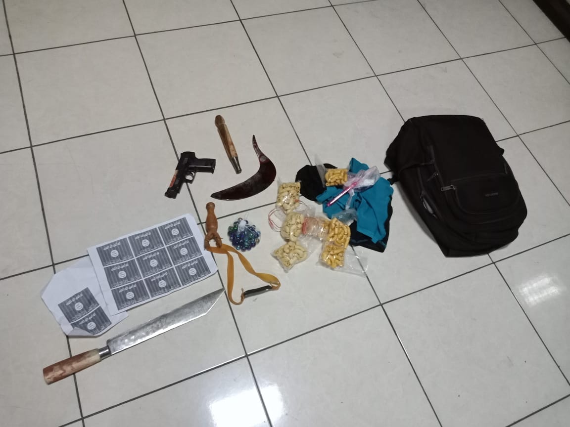 Polisi Temukan Kerupuk hingga Fotocopy Gambar Bendera ISIS
