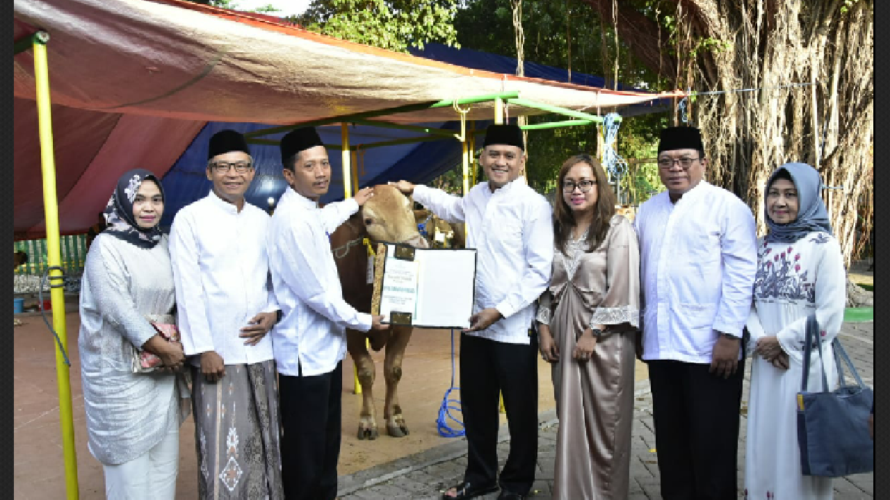 Petrokimia Gresik Serahkan 102 Hewan Kurban untuk Masyarakat
