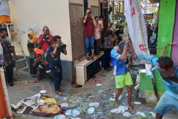 Lempar Bubur, Tradisi Warga Tuban untuk Tolak Balak