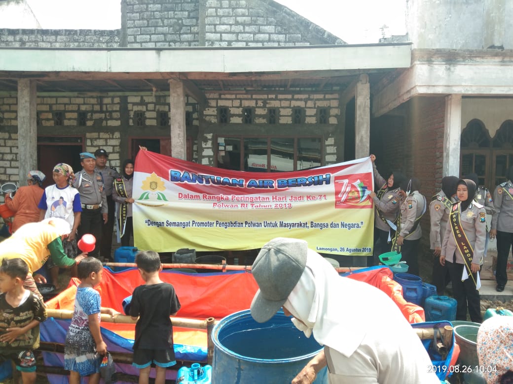 Polwan Lamongan Salurkan Air di Desa Kekeringan