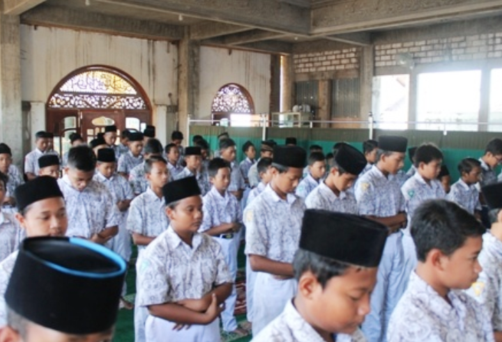 Siswa MTs Gelar Sholat Ghoib untuk BJ. Habibie