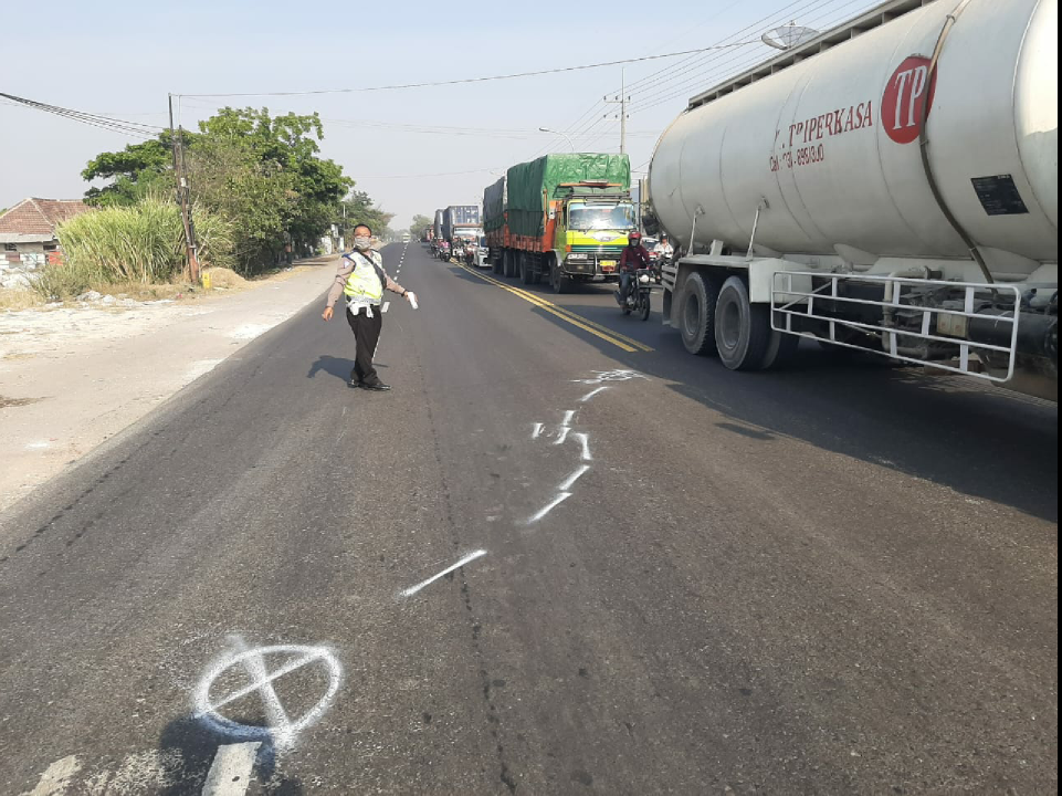 Salip Truk Gandeng, Pemuda Bojonegoro Tewas Terlindas