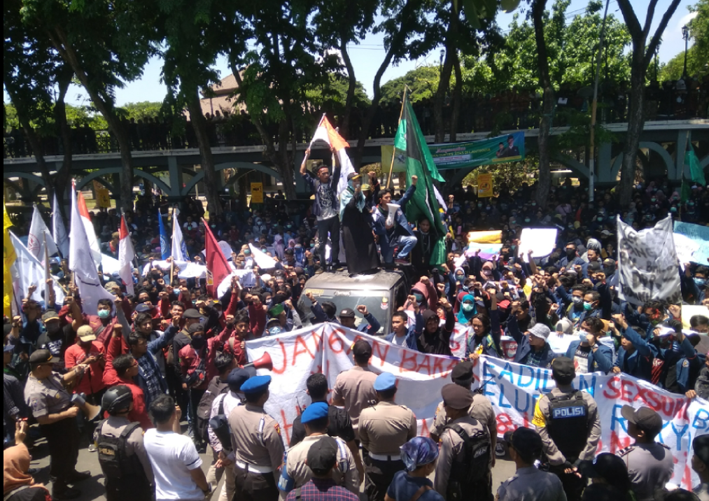 Demonstrasi di Kantor DPRD Gresik, Ribuan Mahasiswa Bawa Enam Tuntutan