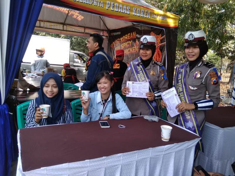Gelar Operasi Patuh Semeru, Satlantas Gresik Berikan Hadiah untuk Pengendara yang Tertib