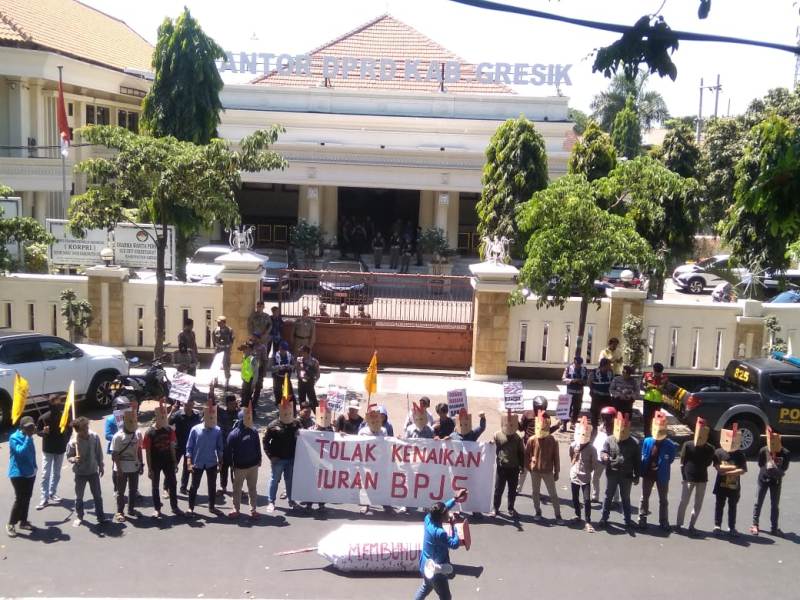 Tolak Kenaikan Iuran BPJS Kesehatan, Mahasiswa Demonstrasi di Kantor DPRD