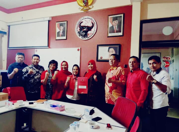 Keponakan Khofifah Daftar Cawalkot Surabaya melalui PDIP