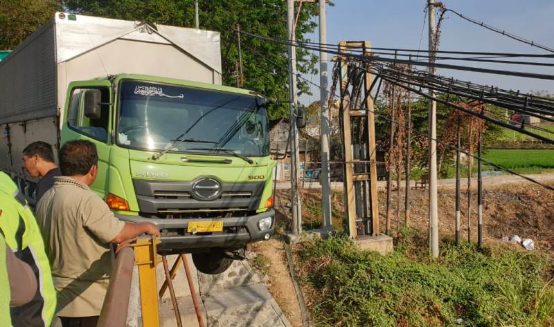 Diduga Ngantuk, Truk Tronton Nyaris Terjun Bebas dari Jembatan Morowudi