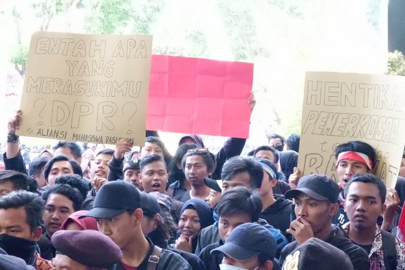Tuntut Cabut RUU KUHP dan UU KPK, Ratusan Mahasiswa di Pasuruan Geruduk Kantor Dewan