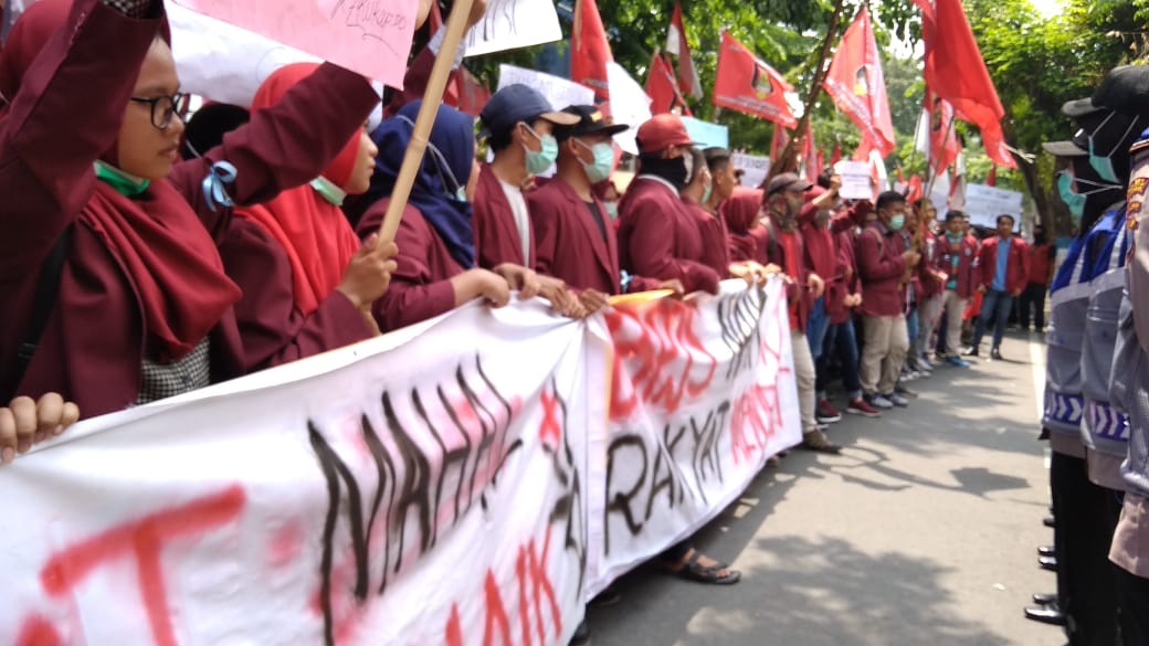 Pelantikan Pimpinan DPRD Lamongan Disambut Demonstrasi Mahasiswa