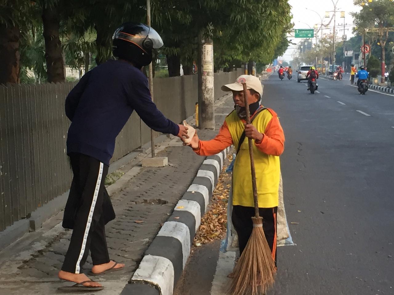 Aksi ‘Pasukan Nasi Bungkus’ Gresik, Mulai Kumpulkan Donasi Hingga Bagi Nasi