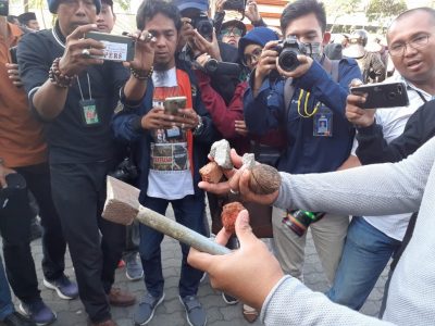 Lempar Kapak hingga Aksi Vandalisme, 6 Pendemo di Surabaya Diamankan Polisi