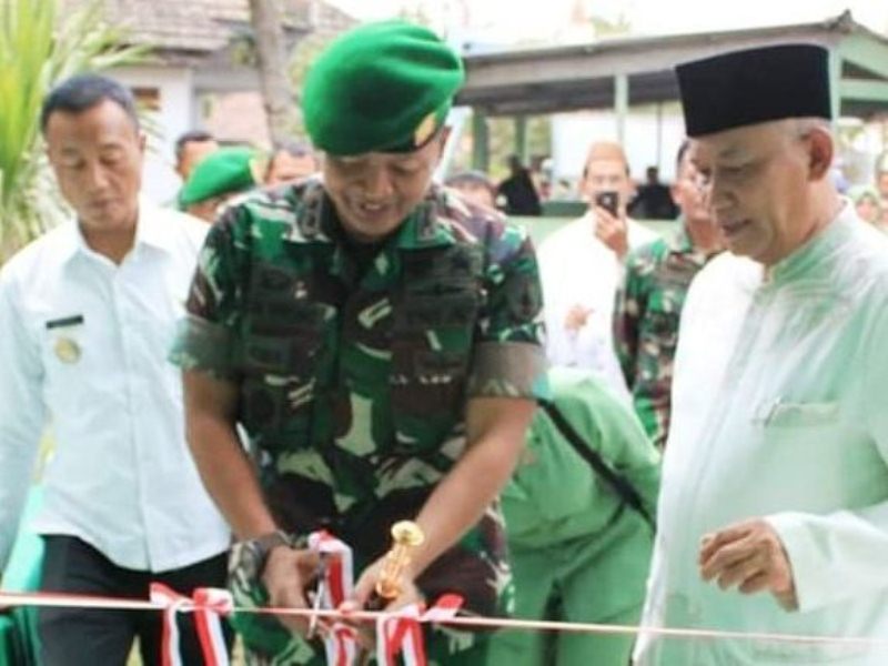 Dandim Acungi Jempol Pembangunan Mushola Al Ikhlas Koramil Tikung